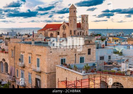 Splendida vista sui tetti di Giovinazzo, affascinante cittadina vicino Bari in Puglia nel sud Italia Foto Stock