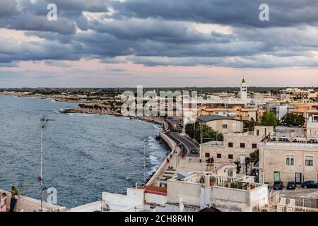 Splendida vista sui tetti di Giovinazzo, tipico paese vicino Bari in Puglia nel sud Italia Foto Stock