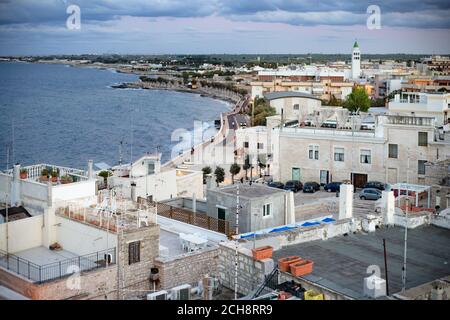 Splendida vista sui tetti di Giovinazzo, tipico paese vicino Bari in Puglia nel sud Italia Foto Stock