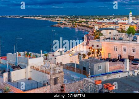 Splendida vista sui tetti di Giovinazzo, tipico paese vicino Bari in Puglia nel sud Italia Foto Stock