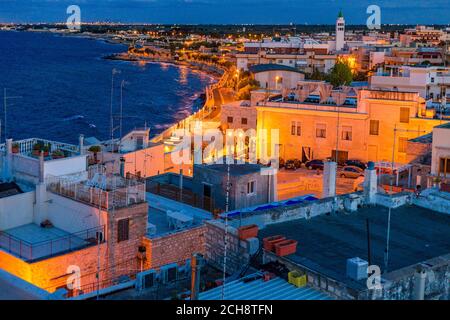 Splendida vista sui tetti di Giovinazzo, tipico paese vicino Bari in Puglia nel sud Italia Foto Stock