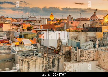 Splendida vista sui tetti di Giovinazzo, affascinante cittadina vicino Bari in Puglia nel sud Italia Foto Stock