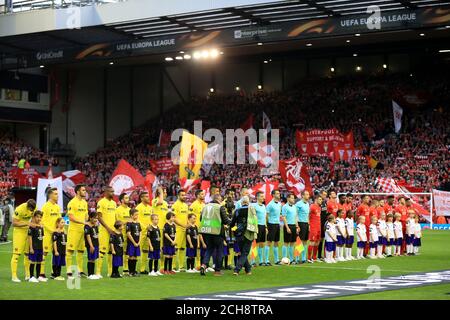 Liverpool e Villarreal si allineano accanto alle mascotte prima del gioco Foto Stock