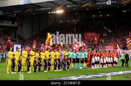 Liverpool e Villarreal si allineano accanto alle mascotte prima del gioco Foto Stock