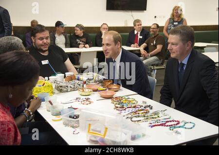 LONDRA, INGHILTERRA - MAGGIO 13: Il principe William, Duca di Cambridge visita il passaggio, un'organizzazione che aiuta i senzatetto a trasformare la loro vita il 13 maggio 2016 a Londra, Inghilterra. (Foto di Eamonn M. McCormack - WPA Pool/Getty Images) Foto Stock