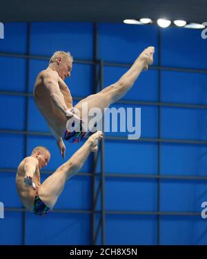 Ilya Zakharov e Evgeny Kuznetsov in Russia, vincitori della medaglia d'argento nella finale sincronizzata 3M - Men durante il quinto giorno del Campionato europeo di Aquatics al London Aquatics Center di Stratford. PREMERE ASSOCIAZIONE foto. Data immagine: Venerdì 13 maggio 2016. Vedi la storia della PA IMMERSIONI a Londra. Il credito fotografico dovrebbe essere: Nigel French/PA Wire. RESTRIZIONI: Solo per uso editoriale, nessun uso commerciale senza previa autorizzazione, si prega di contattare PA Images per ulteriori informazioni: Tel: +44 (0) 115 8447447. Foto Stock