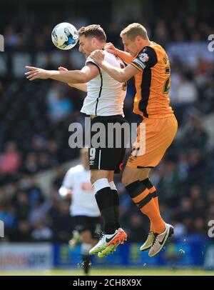 Chris Martin (a sinistra) della contea di Derby e Michael Dawson di Hull City combattono per la palla durante il playoff del campionato Sky Bet, prima partita a gambe allo stadio iPro, Derby. Foto Stock