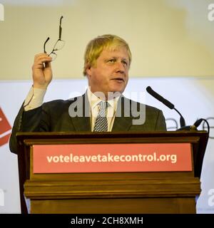 Boris Johnson, ex sindaco di Londra e leader nella campagna elettorale, parla alla Armada House di Bristol mentre delinea una visione positiva per la Brexit. Foto Stock