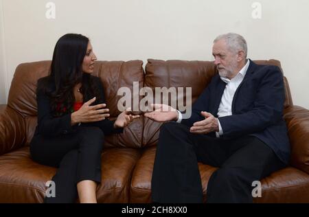 Il leader del lavoro Jeremy Corbyn (a destra) parla con il candidato appena selezionato dal Labor per la sottoelezione di Tooting Rosena Allin-Khan al Memon Center di Balham, Londra. Foto Stock