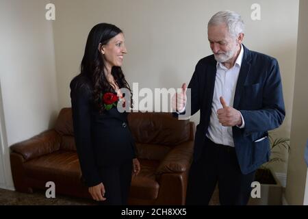 Il leader del lavoro Jeremy Corbyn (a destra) incontra il candidato appena selezionato per la sottoelezione di Tooting Rosena Allin-Khan al Memon Center di Balham, Londra. Foto Stock