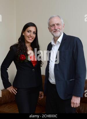 Il leader del lavoro Jeremy Corbyn (a destra) incontra il candidato appena selezionato per la sottoelezione di Tooting Rosena Allin-Khan al Memon Center di Balham, Londra. Foto Stock