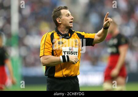 Arbitro Nigel Owens durante la finale europea della Coppa dei campioni di rugby al Parc Olympique Lyonnais, Lione. PREMERE ASSOCIAION Photo. Data foto: Sabato 14 maggio 2016. Vedi la storia di PA RugbyU Final. Il credito fotografico dovrebbe essere: Adam Davy/PA filo. RESTRIZIONI: Solo per uso editoriale, Nessun uso commerciale senza previa autorizzazione, si prega di contattare PA Images per ulteriori informazioni: Tel: +44 (0) 115 8447447. Foto Stock