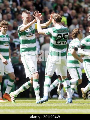 Mikael Lustig di Celtic festeggia il terzo gol del suo fianco con il compagno di squadra Stefan Johansen (a destra) durante la partita della Ladbrokes Scottish Premiership al Celtic Park di Glasgow. Foto Stock