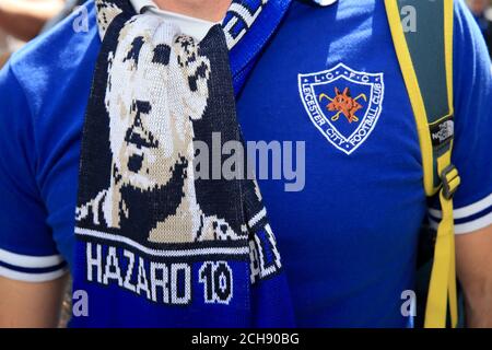 Un fan di Leicester City che indossa una sciarpa Eden Hazard fuori terra prima della partita Barclays Premier League a Stamford Bridge, Londra. Foto Stock