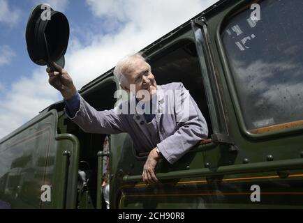 Il vigile del fuoco Gordon Hodgson, 77 anni, da Carlisle, arriva alla folla alla stazione ferroviaria di Tweedbank dalla stazione di Edimburgo Waverley a Tweedbank ai confini, mentre continua il suo tour in Gran Bretagna dopo che Network Rail ha invertito la decisione di annullare i viaggi con breve preavviso. Foto Stock