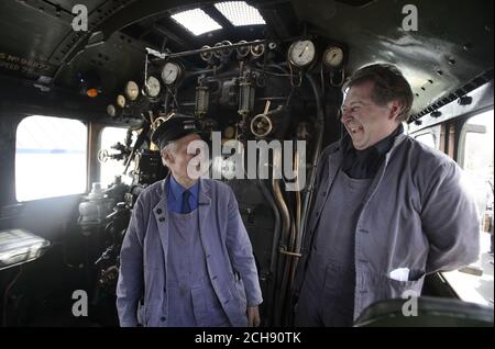 Volando il vigile del fuoco di Scotsman Gordon Hodgson, 77, (a sinistra) e il pilota Steve Chipperfield, entrambi da Carlisle, nella sala macchine, quando arrivano alla stazione ferroviaria di Tweedbank dalla stazione di Waverley di Edimburgo a Tweedbank ai confini, Mentre continua il suo tour in Gran Bretagna dopo che Network Rail ha invertito la decisione di annullare i viaggi con breve preavviso. Foto Stock