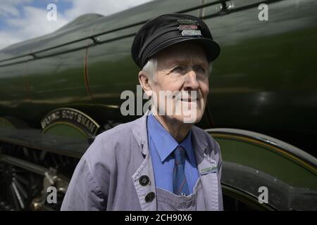 Il pompiere Gordon Hodgson, 77 anni, di Carlisle, mentre Flying Scotsman arriva alla stazione ferroviaria di Tweedbank dalla stazione di Waverley a Tweedbank ai confini, mentre continua il suo tour in Gran Bretagna dopo che Network Rail ha invertito la decisione di annullare i viaggi con breve preavviso. Foto Stock