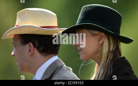 Lord Frederick Windsor (a sinistra) e Lady Gabriella Windsor partecipano al quinto giorno del Royal Windsor Horse Show al Castello di Windsor nel Berkshire. Foto Stock