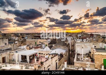 Splendida vista sui tetti di Giovinazzo, affascinante cittadina vicino Bari in Puglia nel sud Italia Foto Stock