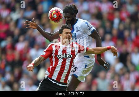 Jose Fonte di Southampton (a sinistra) e Emmanuel Adebayor di Crystal Palace combattono per la palla durante la partita della Barclays Premier League al St Mary's Stadium di Southampton. PREMERE ASSOCIAZIONE foto. Data immagine: Domenica 15 maggio 2016. Vedi la storia della PA DI SOUTHAMPTON. Il credito fotografico dovrebbe essere: Daniel Hambury/PA Wire. RESTRIZIONI: SOLO USO EDITORIALE non utilizzare con audio, video, dati, elenchi di apparecchi, logo di club/campionato o servizi "live" non autorizzati. L'uso in-match online è limitato a 75 immagini, senza emulazione video. Nessun utilizzo nelle scommesse, nei giochi o nelle pubblicazioni di singoli club/campionati/giocatori. Foto Stock