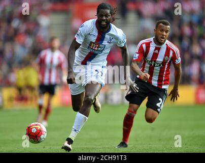 Emmanuel Adebayor di Crystal Palace (a sinistra) in azione con Ryan Bertrand di Southampton durante la partita della Barclays Premier League al St Mary's Stadium di Southampton. PREMERE ASSOCIAZIONE foto. Data immagine: Domenica 15 maggio 2016. Vedi la storia della PA DI SOUTHAMPTON. Il credito fotografico dovrebbe essere: Daniel Hambury/PA Wire. RESTRIZIONI: Nessun utilizzo con audio, video, dati, elenchi di apparecchi, logo di club/campionato o servizi "live" non autorizzati. L'uso in-match online è limitato a 75 immagini, senza emulazione video. Nessun utilizzo nelle scommesse, nei giochi o nelle pubblicazioni di singoli club/campionati/giocatori. Foto Stock