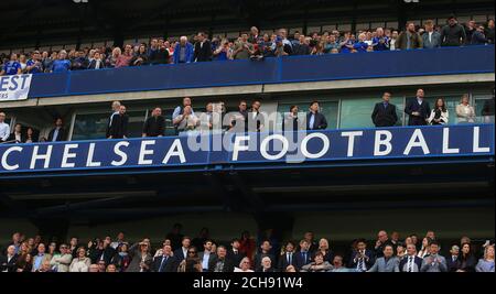 Il proprietario del Chelsea Roman Abramovich (fila centrale, centro) e l'ex presidente Ken Bates (fila inferiore, centro) dopo il fischio finale nella partita Barclays Premier League a Stamford Bridge, Londra. Foto Stock