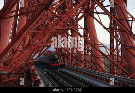 Volando Scotsman si attraversa il Forth Bridge fino a Fife, mentre la locomotiva segna il suo ritorno in Scozia. Foto Stock