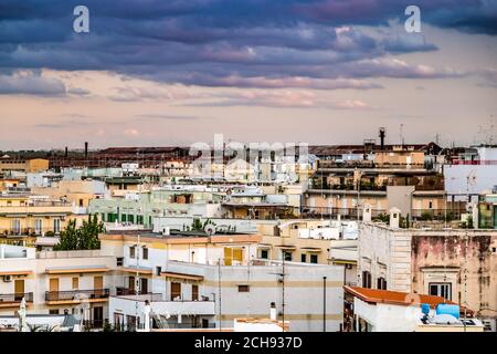 Splendida vista sui tetti di Giovinazzo, affascinante cittadina vicino Bari in Puglia nel sud Italia Foto Stock