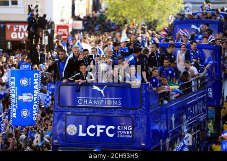 Il team di Leicester City festeggia sull'autobus durante la sfilata di autobus scoperto attraverso il centro di Leicester. Foto Stock