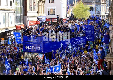 Il team di Leicester City sull'autobus, mentre i fan guardano durante la sfilata di autobus scoperto attraverso il centro di Leicester City. Foto Stock