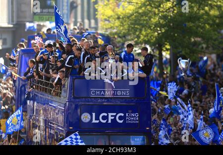 Il team di Leicester City sull'autobus, mentre i fan guardano durante la sfilata di autobus scoperto attraverso il centro di Leicester City. Foto Stock