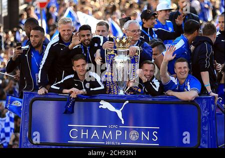 Il team di Leicester City festeggia sull'autobus durante la sfilata di autobus scoperto attraverso il centro di Leicester. Foto Stock