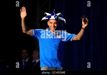 Il Danny Simpson di Leicester City viene presentato sul palco al Victoria Park durante la sfilata di autobus scoperto attraverso il centro di Leicester City. Foto Stock