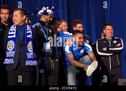 Danny Simpson di Leicester City tiene la sua gamba sul palco al Victoria Park dopo la sfilata di autobus scoperto attraverso il centro di Leicester City. Foto Stock