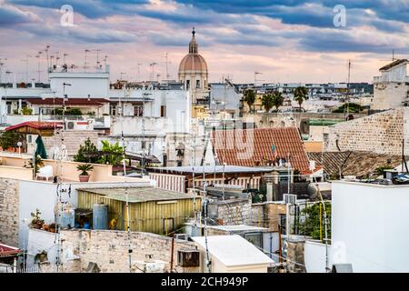 Splendida vista sui tetti di Giovinazzo, affascinante cittadina vicino Bari in Puglia nel sud Italia Foto Stock