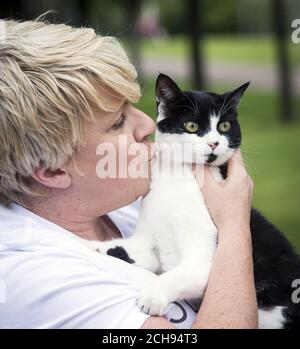 Elaine Boyle con il suo gatto Fizz, che ha fatto rimuovere una delle sue gambe posteriori dopo essere stata ferita da un pellet da un aerografo, come lo Scottish SPCA ha Unito le forze con il governo scozzese per campagna e aumentare la consapevolezza della nuova legislazione sulle armi aeree. PREMERE ASSOCIAZIONE foto. Data immagine: Martedì 17 maggio 2016. Le persone che possiedono o usano un'arma aerea dovranno avere un certificato quando le nuove norme che restringono l'accesso alle armi aeree, introdotte nel Air Weapons and Licensing (Scotland) Act 2015, entreranno in vigore dal 31 dicembre 2016. PREMERE ASSOCIAZIONE foto. Data immagine: Martedì 17 maggio 2016. P. Foto Stock