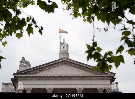 Una bandiera arcobaleno vola sopra Tate Britain a Londra per celebrare la Giornata internazionale contro l'omofobia, la Transphobia e la Bifobia. Foto Stock