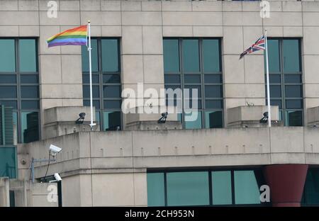 Una bandiera arcobaleno vola sulla sede centrale della MI6 per celebrare la Giornata internazionale contro l'omofobia, Londra. Foto Stock