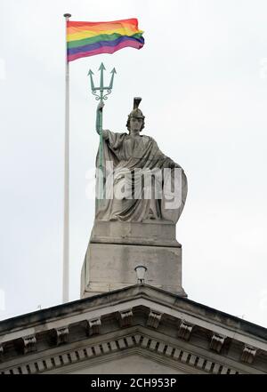 Una bandiera arcobaleno vola sopra Tate Britain a Londra per celebrare la Giornata internazionale contro l'omofobia, la Transphobia e la Bifobia. Foto Stock