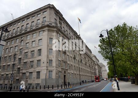 Una bandiera arcobaleno vola sopra la sede centrale del MI5 a Londra per celebrare la Giornata internazionale contro l'omofobia, la Transphobia e la Bifobia. Foto Stock