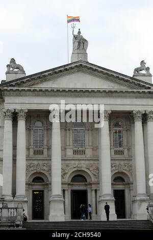 Una bandiera arcobaleno vola sopra Tate Britain a Londra per celebrare la Giornata internazionale contro l'omofobia, la Transphobia e la Bifobia. Foto Stock