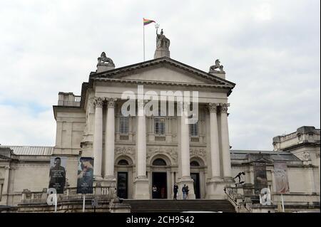 Una bandiera arcobaleno vola sopra Tate Britain a Londra per celebrare la Giornata internazionale contro l'omofobia, la Transphobia e la Bifobia. Foto Stock