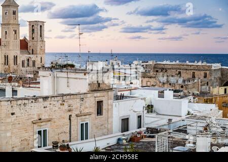 Splendida vista sui tetti di Giovinazzo, affascinante cittadina vicino Bari in Puglia nel sud Italia Foto Stock