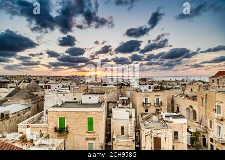 Splendida vista sui tetti di Giovinazzo, affascinante cittadina vicino Bari in Puglia nel sud Italia Foto Stock