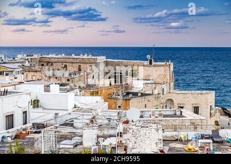 Splendida vista sui tetti di Giovinazzo, affascinante cittadina vicino Bari in Puglia nel sud Italia Foto Stock