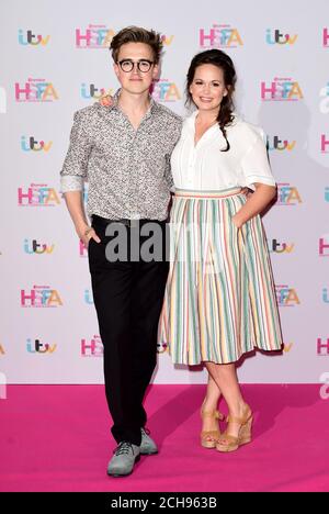 Tom e Giovanna Fletcher partecipano ai Lorraine High Street Fashion Awards, al Grand Connaught Rooms, 61-65 Great Queen Street, Londra. PREMERE ASSOCIAZIONE foto. Data foto: Martedì 17 maggio 2016. Vedi la MOSTRA di PA Story Lorraine. Il credito fotografico deve essere: Ian West/PA Wire Foto Stock