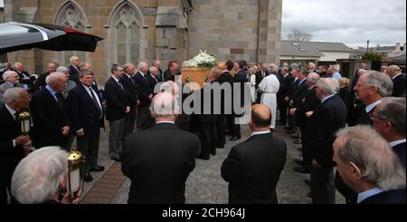 La bara di Christy o'Connor SNR viene portata nella chiesa di San Giovanni Battista su Clontarf Road a Dublino, dove si svolgono i suoi funerali. Foto Stock