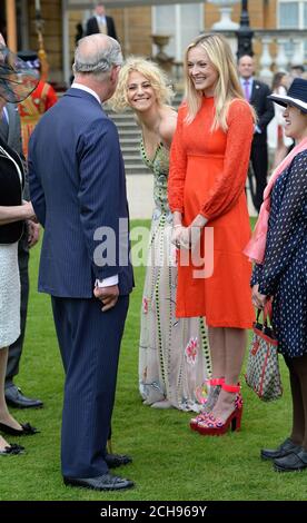 Il Principe del Galles incontra Pixie Lott e Fearne Cotton (seconda a destra), durante una festa in giardino per celebrare il 40° anniversario della fiducia del Principe a Buckingham Palace a Londra. Foto Stock