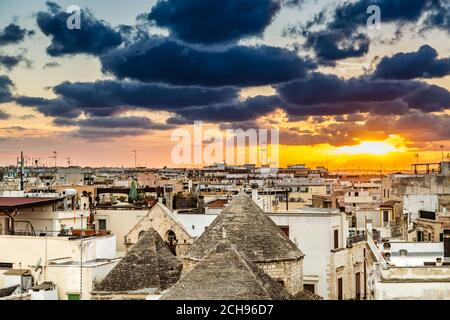 Splendida vista sui tetti di Giovinazzo, affascinante cittadina vicino Bari in Puglia nel sud Italia Foto Stock