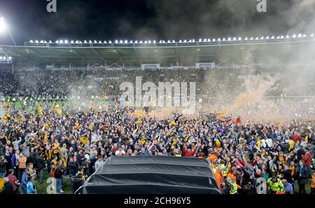 I fan di Hull City invadono il campo dopo lo Sky Bet Championship, la seconda partita al KC Stadium di Hull. Foto Stock